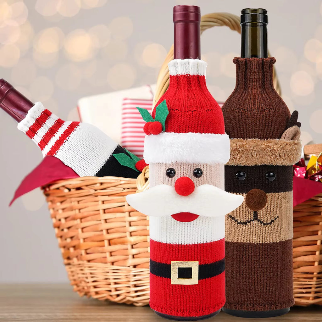 Juego de 3 fundas tejidas para botellas de vino navideñas.