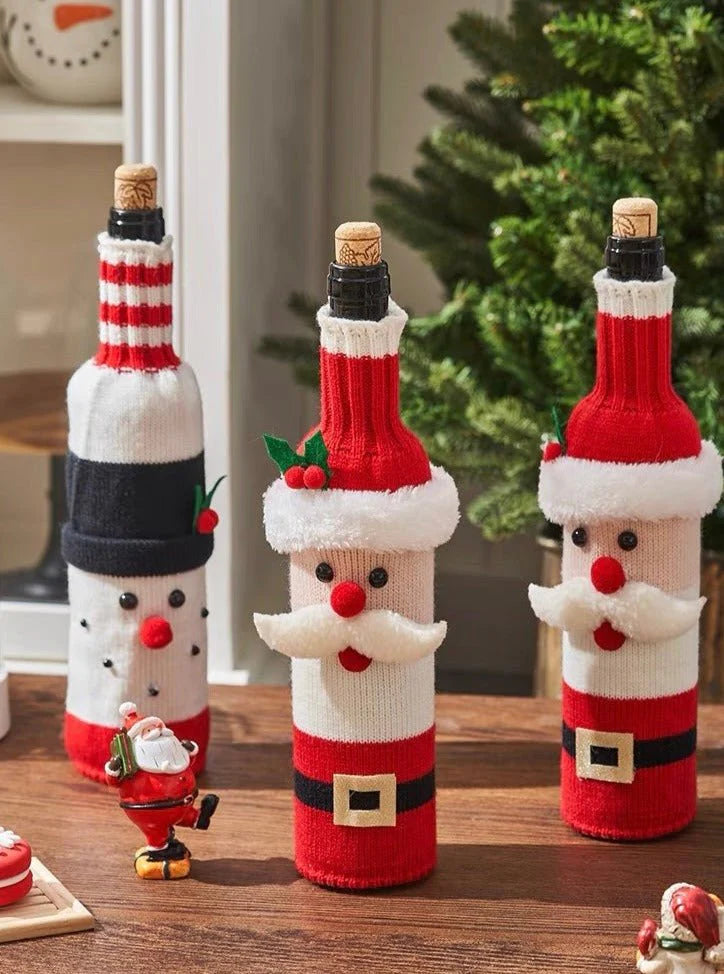 Juego de 3 fundas tejidas para botellas de vino navideñas.