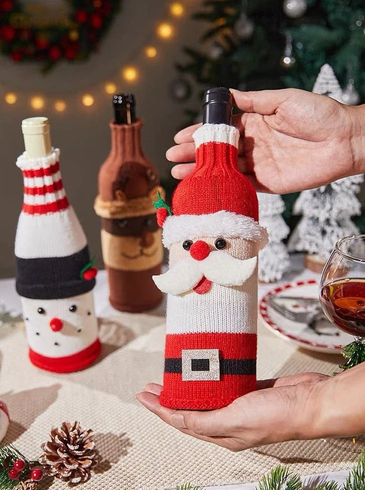Juego de 3 fundas tejidas para botellas de vino navideñas.