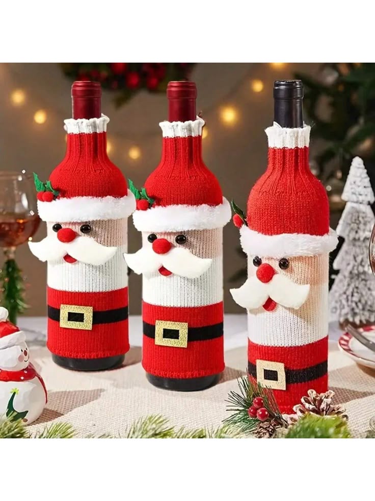 Juego de 3 fundas tejidas para botellas de vino navideñas.